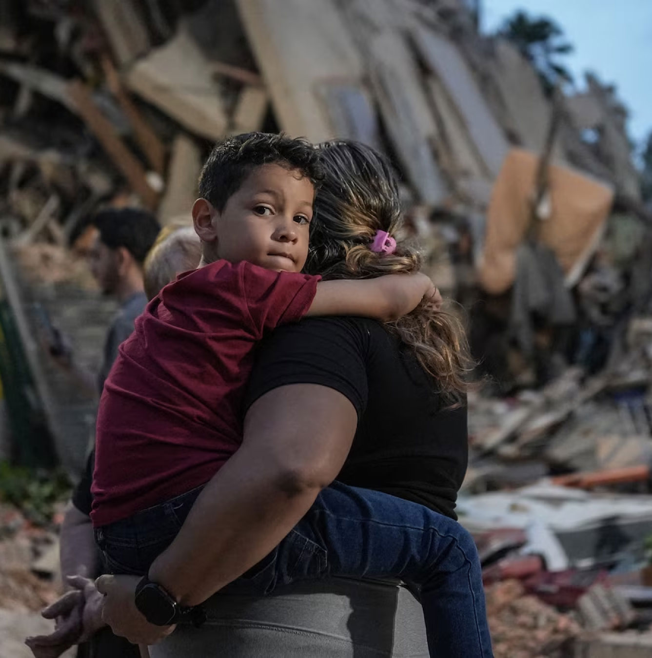 Familia recibiendo ayuda en La Guaira