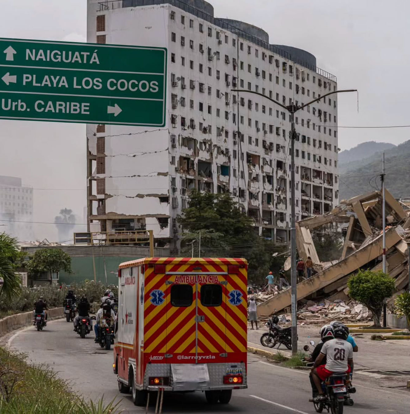 Familia recibiendo ayuda en La Guaira